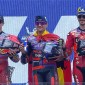 Podium pemenang MotoGP Prancis 2024 Jorge Martin (tengah) berhasil memenangkan juara 1 diikuti Marc Marquez (kiri) juara 2, dan Francesco Bagnaia juara 3, Minggu (12/5/2024). [Foto: Screenshot SkySport Live]