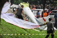 Sejumlah petugas gabungan mengevakuasi pesawat latih dengan nomor registrasi PK-IFP milik Indonesia Flying Club (Perkumpulan Penerbang Indonesia) di kawasan BSD. [ANTARA Foto/Sulthony H]
