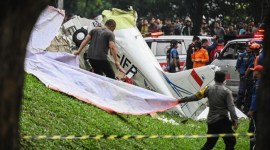 Sejumlah petugas gabungan mengevakuasi pesawat latih dengan nomor registrasi PK-IFP milik Indonesia Flying Club (Perkumpulan Penerbang Indonesia) di kawasan BSD. [ANTARA Foto/Sulthony H]