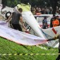Sejumlah petugas gabungan mengevakuasi pesawat latih dengan nomor registrasi PK-IFP milik Indonesia Flying Club (Perkumpulan Penerbang Indonesia) di kawasan BSD. [ANTARA Foto/Sulthony H]