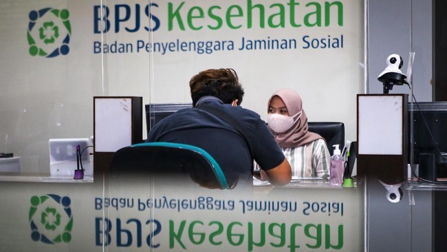 Jokowi menghapus kelas iuran BPJS Kesehatan I, II, dan III mulai 30 Juni 2025 dan menggantinya dengan KRIS. Berikut beda kelas BPJS dengan KRIS. [ANTARA FOTO/FAUZAN]
