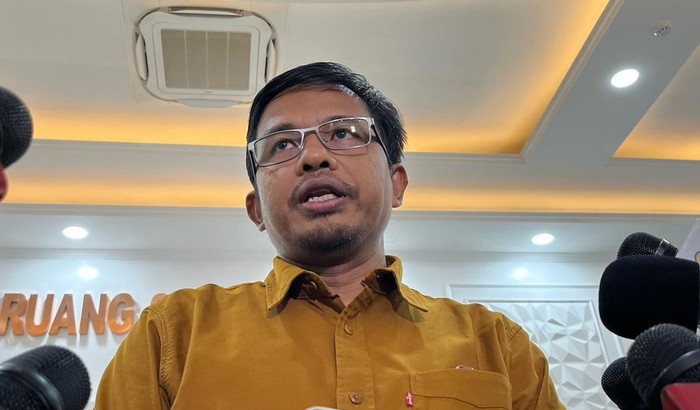 
Ketua Divisi Teknis KPU RI Idham Holik mengatakan ada sebanyak 80 bakal pasangan calon (bapaslon) perseorangan Pilkada Bupati dan Wakil Bupati 2024 yang memenuhi syarat dukungan pencalonan. [detikcom/Anggi Muliawati]