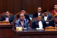 Ketua KPU RI Hasyim Asy'ari (tengah) dalam sidang panel satu Perselisihan Hasil Pemilihan Umum (PHPU) Pileg 2024 di Gedung I MK RI, Jakarta, Jumat (3/5/2024). [ANTARA/Fath Putra Mulya]