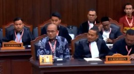 Ketua KPU RI Hasyim Asy'ari (tengah) dalam sidang panel satu Perselisihan Hasil Pemilihan Umum (PHPU) Pileg 2024 di Gedung I MK RI, Jakarta, Jumat (3/5/2024). [ANTARA/Fath Putra Mulya]