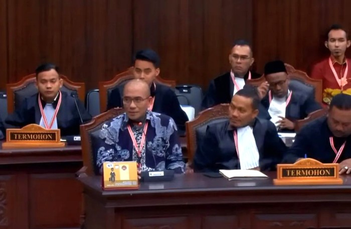 Ketua KPU RI Hasyim Asy'ari (tengah) dalam sidang panel satu Perselisihan Hasil Pemilihan Umum (PHPU) Pileg 2024 di Gedung I MK RI, Jakarta, Jumat (3/5/2024). [ANTARA/Fath Putra Mulya]