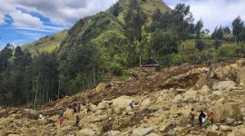 Sebanyak 2.000 orang lebih dilaporkan masih terkubur akibat bencana tanah longsor di negara tetangga Indonesia, Papua Nugini, pekan lalu. [Mohamud Omer/International Organization for Migration via AP]