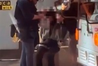 Seorang petugas polisi kampus melepaskan jilbab seorang pengunjuk rasa pro-Palestina saat penangkapan. [Screenshot: Instagram @eye.on.palestine]