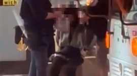 Seorang petugas polisi kampus melepaskan jilbab seorang pengunjuk rasa pro-Palestina saat penangkapan. [Screenshot: Instagram @eye.on.palestine]