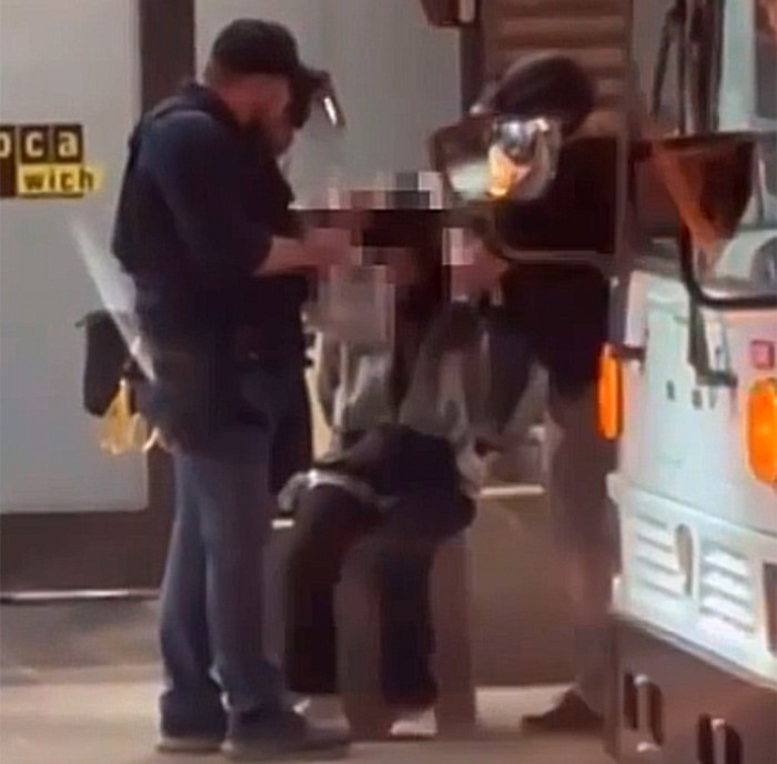 Seorang petugas polisi kampus melepaskan jilbab seorang pengunjuk rasa pro-Palestina saat penangkapan. [Screenshot: Instagram @eye.on.palestine]