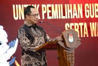 Menteri Dalam Negeri Tito Karnavian di Kantor KPU RI, Jakarta, Kamis (2/5/2024) dia menegaskan Pilkada serentak 2024 tetap digelar November. [ANTARA/HO-Puspen Kemendagri]