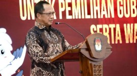 Menteri Dalam Negeri Tito Karnavian di Kantor KPU RI, Jakarta, Kamis (2/5/2024) dia menegaskan Pilkada serentak 2024 tetap digelar November. [ANTARA/HO-Puspen Kemendagri]