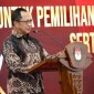 Menteri Dalam Negeri Tito Karnavian di Kantor KPU RI, Jakarta, Kamis (2/5/2024) dia menegaskan Pilkada serentak 2024 tetap digelar November. [ANTARA/HO-Puspen Kemendagri]