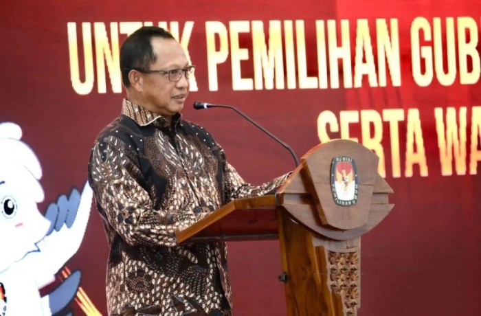 Menteri Dalam Negeri Tito Karnavian di Kantor KPU RI, Jakarta, Kamis (2/5/2024) dia menegaskan Pilkada serentak 2024 tetap digelar November. [ANTARA/HO-Puspen Kemendagri]