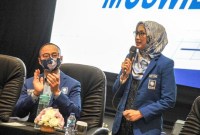 Desy Ratnasari mengaku siap 'dinikahi' alias dipasangkan dengan siapapun untuk maju dalam Pilgub Jabar pada Pilkada 2024 ini. [Foto: ANTARA FOTO/RAISAN AL FARISI]