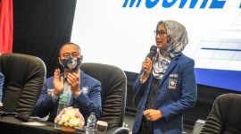Desy Ratnasari mengaku siap 'dinikahi' alias dipasangkan dengan siapapun untuk maju dalam Pilgub Jabar pada Pilkada 2024 ini. [Foto: ANTARA FOTO/RAISAN AL FARISI]