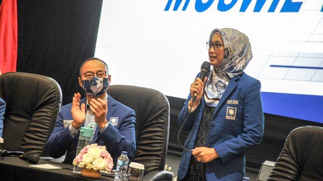 Desy Ratnasari mengaku siap 'dinikahi' alias dipasangkan dengan siapapun untuk maju dalam Pilgub Jabar pada Pilkada 2024 ini. [Foto: ANTARA FOTO/RAISAN AL FARISI]
