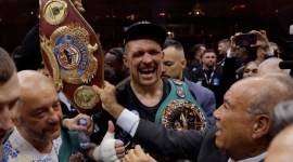 Petinju asal Ukraina tersebut menjadi petinju pertama yang mampu memegang empat sabuk kelas berat utama secara bersamaan sekaligus jadi juara tak terbantahkan. [Reuters/Andrew Couldridge TPX IMAGES OF THE DAY]