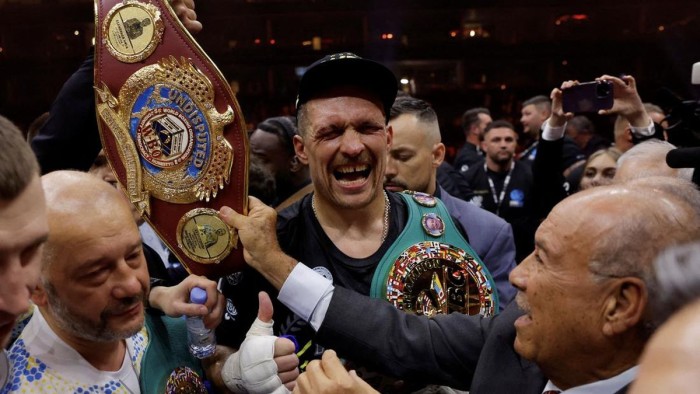 Petinju asal Ukraina tersebut menjadi petinju pertama yang mampu memegang empat sabuk kelas berat utama secara bersamaan sekaligus jadi juara tak terbantahkan. [Reuters/Andrew Couldridge TPX IMAGES OF THE DAY]