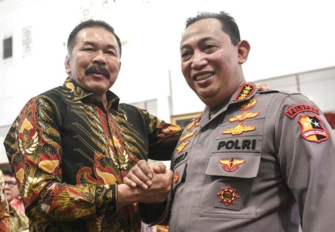 Jaksa Agung ST Burhanuddin dan Kapolri Listyo Sigit bertemu di Istana Negara. [ANTARA FOTO/Hafidz Mubarak A]