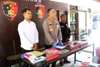 Kapolresta Palangka Raya, Kombes Pol Budi Santosa (tengah), pada saat menunjukkan barang bukti senjata tajam yang digunakan pelaku untuk membunuh ustadzah- nya, dalam press release di Jatanras Polresta Palangka Raya, Kamis (16/5/2024). [ANTARA/Humas Polresta Palangka Raya]