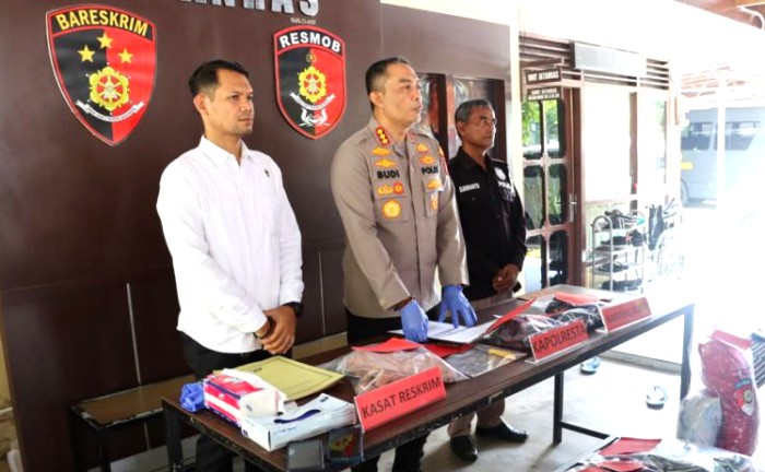 Kapolresta Palangka Raya, Kombes Pol Budi Santosa (tengah), pada saat menunjukkan barang bukti senjata tajam yang digunakan pelaku untuk membunuh ustadzah- nya, dalam press release di Jatanras Polresta Palangka Raya, Kamis (16/5/2024). [ANTARA/Humas Polresta Palangka Raya]