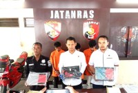 Kasat Reskrim Polresta Palangka Raya, Kompol Ronny M Nababan (tengah), pada saat menunjukkan barang bukti hasil curian para pelaku, pada press release di aula Jatanras Polresta Palangka Raya, Kamis (16/5/2024). [ANTARA/Adi Wibowo]