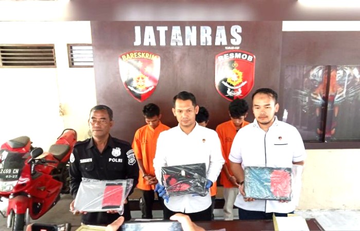 Kasat Reskrim Polresta Palangka Raya, Kompol Ronny M Nababan (tengah), pada saat menunjukkan barang bukti hasil curian para pelaku, pada press release di aula Jatanras Polresta Palangka Raya, Kamis (16/5/2024). [ANTARA/Adi Wibowo]