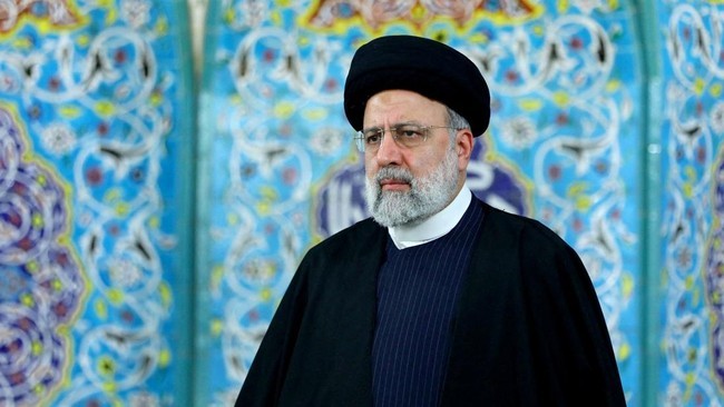Helikopter yang mengangkut Presiden Ebrahim Raisi dan delapan orang lain termasuk Menlu Iran jatuh dan ditemukan hancur terbakar di Provinsi Azerbaijan Timur. [REUTERS/WANA NEWS AGENCY]

