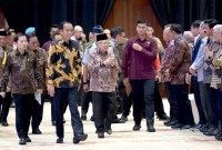 Presiden Joko Widodo (ketiga kiri) bersama Wakil Presiden Maruf Amin (keempat kiri) didampingi Menteri PPN/Kepala Bappenas Suharso Monoarfa (kiri) dan Seskab Pramono Anung (kedua kiri) tiba untuk menghadiri pembukaan Musyawarah Perencanaan Pembangunan Nasional (Musrenbangnas) 2024 di Jakarta Convention Center, Jakarta, Senin (6/5/2024). [ANTARA FOTO/Sigid Kurniawan]