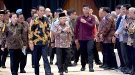 Presiden Joko Widodo (ketiga kiri) bersama Wakil Presiden Maruf Amin (keempat kiri) didampingi Menteri PPN/Kepala Bappenas Suharso Monoarfa (kiri) dan Seskab Pramono Anung (kedua kiri) tiba untuk menghadiri pembukaan Musyawarah Perencanaan Pembangunan Nasional (Musrenbangnas) 2024 di Jakarta Convention Center, Jakarta, Senin (6/5/2024). [ANTARA FOTO/Sigid Kurniawan]