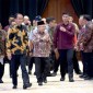 Presiden Joko Widodo (ketiga kiri) bersama Wakil Presiden Maruf Amin (keempat kiri) didampingi Menteri PPN/Kepala Bappenas Suharso Monoarfa (kiri) dan Seskab Pramono Anung (kedua kiri) tiba untuk menghadiri pembukaan Musyawarah Perencanaan Pembangunan Nasional (Musrenbangnas) 2024 di Jakarta Convention Center, Jakarta, Senin (6/5/2024). [ANTARA FOTO/Sigid Kurniawan]