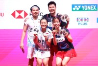 Rinov Rivaldy/Pitha Haningtyas Mentari berfoto bersama dengan juara Malaysia Masters 2024 Goh Soon Huat/Lai Shevon Jemie.[PBSI]