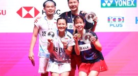 Rinov Rivaldy/Pitha Haningtyas Mentari berfoto bersama dengan juara Malaysia Masters 2024 Goh Soon Huat/Lai Shevon Jemie.[PBSI]