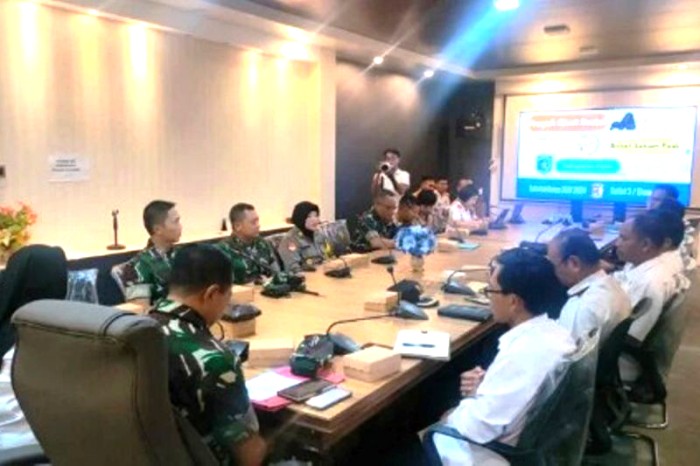 Suasana pemaparan hasil riset limbah sekam menjadi sekam oleh peserta Latsitarda di Kabupaten Paser, Rabu (29/5/2024). [Antara/ HO peserta Latsitarda]
