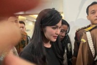 Sandra Dewi keluar dari ruangan usai menjalani pemeriksaan dari Kejaksaan Agung RI pada Rabu (15/5/2024) malam. [CNBC Indonesia/Romys Binekasri]
