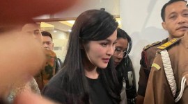 Sandra Dewi keluar dari ruangan usai menjalani pemeriksaan dari Kejaksaan Agung RI pada Rabu (15/5/2024) malam. [CNBC Indonesia/Romys Binekasri]