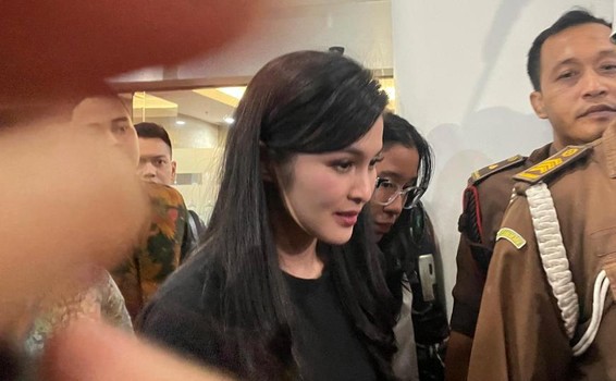 Sandra Dewi keluar dari ruangan usai menjalani pemeriksaan dari Kejaksaan Agung RI pada Rabu (15/5/2024) malam. [CNBC Indonesia/Romys Binekasri]