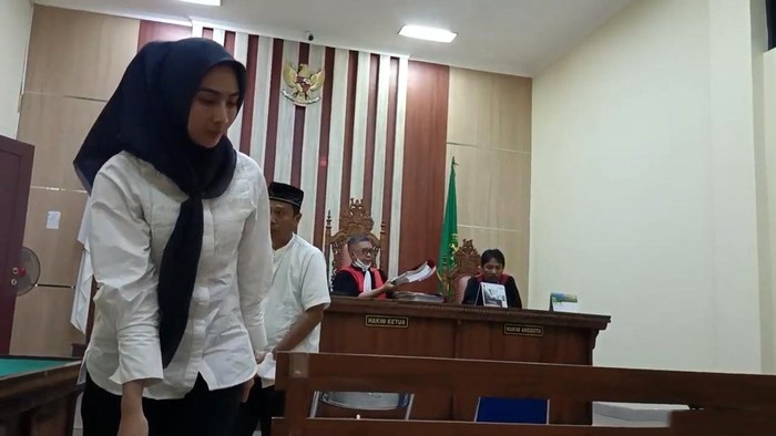 Selebgram asal Palembang Adelia Putri Salma dalam perkara narkoba jaringan Fredy Pratama divonis hukuman 5 tahun penjara oleh majelis hakim di Pengadilan Negeri Tanjung Karang, Bandar Lampung, Lampung, Kamis (16/5/2024). [detikcom/Tommy Saputra]