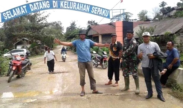 Masyarakat Kecamatan Sepaku, di Kelurahan Sepaku. [Foto :Istimewa]