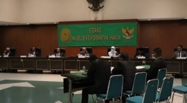Sidang Majelis Kehormatan Hakim (MKH) Komisi Yudisial (KY) membacakan putusan terhadap Hakim A karena terbukti melanggar Kode Etik dan Pedoman Perilaku Hakim (KEPPH) di Jakarta, Selasa (30/4/2024). [Antara Foto/Komisi Yudisial RI]