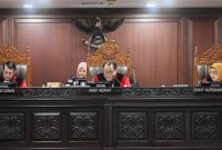 Hakim Konstitusi Arief Hidayat mempertanyakan keaslian tanda tangan Surya Paloh dalam surat kuasa gugatan PHPU Legislatif 2024. [ANTARA FOTO/Rivan Awal Lingga]
