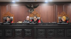 Hakim Konstitusi Arief Hidayat mempertanyakan keaslian tanda tangan Surya Paloh dalam surat kuasa gugatan PHPU Legislatif 2024. [ANTARA FOTO/Rivan Awal Lingga]