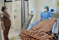 Direktur RSUD Tamiang Layang dr Vinny Safari (kiri) berkomunikasi dengan dokter Gladys selaku dokter spesialis anestesi terkait kondisi pasien pasca operasi di Tamiang Layang, Selasa (14/5/2024). [ANTARA/Habibullah]