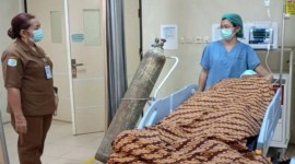 Direktur RSUD Tamiang Layang dr Vinny Safari (kiri) berkomunikasi dengan dokter Gladys selaku dokter spesialis anestesi terkait kondisi pasien pasca operasi di Tamiang Layang, Selasa (14/5/2024). [ANTARA/Habibullah]