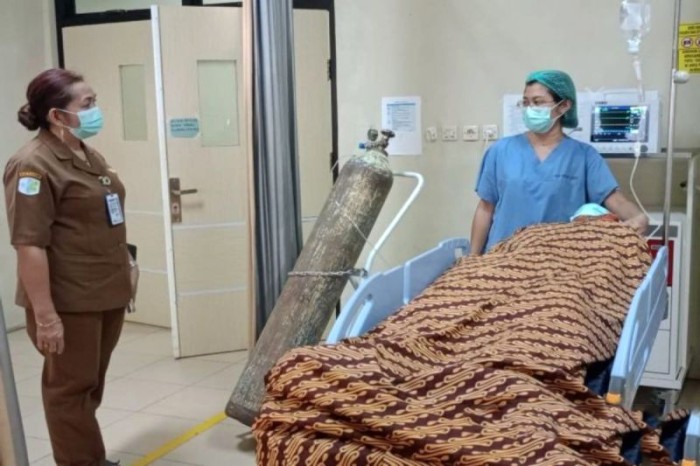 Direktur RSUD Tamiang Layang dr Vinny Safari (kiri) berkomunikasi dengan dokter Gladys selaku dokter spesialis anestesi terkait kondisi pasien pasca operasi di Tamiang Layang, Selasa (14/5/2024). [ANTARA/Habibullah]