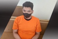 
Tersangka Lazuardi atau LM kurir peredaran lab ekstasi milik Fredy Pratama. [detikcom/Mei Amelia]