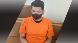 
Tersangka Lazuardi atau LM kurir peredaran lab ekstasi milik Fredy Pratama. [detikcom/Mei Amelia]