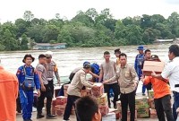 Tim SAR gabungan sedang memindahkan logistik dari mobil ke kapal, saat tiba di Pelabuhan Kutai Barat (kubar), perbatasan antara Kabupaten Mahulu dan Kabupaten Kubar, Kaltim. [ANTARA/ HO-Basarnas Kaltim]