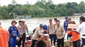 Tim SAR gabungan sedang memindahkan logistik dari mobil ke kapal, saat tiba di Pelabuhan Kutai Barat (kubar), perbatasan antara Kabupaten Mahulu dan Kabupaten Kubar, Kaltim. [ANTARA/ HO-Basarnas Kaltim]