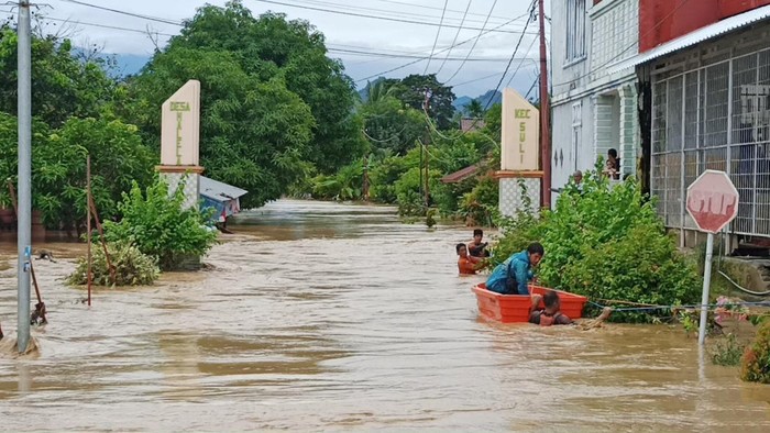 Tim SAR gabungan melakukan evakuasi warga terdampak banjir bandang di Luwu. [detikSulsel/Rachmat Ariadi]